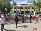 Rất đông người dân là khách hàng mua đất nền liên quan đến 2 doanh nghiệp Bách Đạt An và Hoàng Nhất Nam đã tập trung tại cổng trụ sở TAND thị xã Điện Bàn (tỉnh Quảng Nam) để phản ánh vụ việc và yêu cầu được bảo vệ quyền lợi.