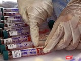 Lực lượng y tế lấy mẫu xét nghiệm SARS-CoV-2
