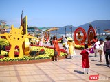30 Tết Tân Sửu, thời tiết Đà Nẵng nắng đẹp đã kéo người dân ra khỏi nhưng lo toan để đến với đường hoa xuân