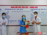 Lãnh đạo Bệnh viện Đà Nẵng tặng hoa cho nữ điều dưỡng bị phản vệ sau tiêm vắc xin COVID-19 trong buổi xuất viện.