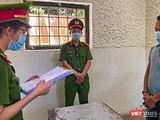 Lực lượng công an tống đạt quyết định khởi tố vụ án, khởi tố bị can và thực hiện lệnh bắt tạm giam đối với tài xế Nguyễn Quốc Tuấn