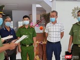 Cơ quan công an Đà Nẵng tống đạt quyết định khởi tố, bắt tạm giam đói với Lee Kwan Young (áo trắng).