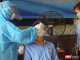 Lực lượng y tế lấy mẫu xét nghiệm COVID-19 cho công nhân Công ty TNHH điện tử Việt Hoa (KCN Hòa Khánh, Đà Nẵng)