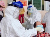 Người dân khu vực phong toả tại Đà Nẵng được lấy mẫu xét nghiệm SARS-CoV-2