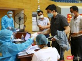 Lực lượng y tế Đà Nẵng kiểm tra dịch tễ người dân trước khi tiêm vaccine phòng COVID-19