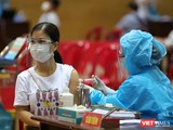 Lực lượng y tế tiêm vaccine phòng COVID-19 cho người dân Đà Nẵng