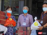 Lực lượng Tổ COVID-19 cộng đồng ở Đà Nẵng trao quà hỗ trợ cho người dân TP