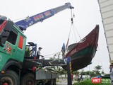 Ngư dân Đà Nẵng cẩu tàu thuyền lên bờ tránh trú bão số 5