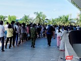 Người dân Đà Nẵng xếp hàng tiêm vaccine phòng COVID-19 phía bên ngoài điểm tiêm cung thể thao Tiên Sơn (quận Hải Châu)