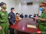 Cơ quan Công an tống đạt quyết định khởi tố vụ án, khởi tố bị can, bắt tạm giam 4 tháng và thực hiện khám xét nơi làm việc của ông Nguyễn Quang Trung - Tổng Giám đốc Công ty CP Đầu tư phát triển nhà Đà Nẵng.
