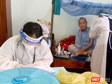 Lực lượng y tế Đà Nẵng tiêm vaccine phòng COVID-19 tại nhà cho người dân