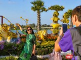 Người dân TP Huế chụp ảnh kỷ niệm với đường hoa xuân Nhâm Dần bên bờ sông Hương (ảnh Tuấn Hiệp)
