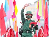 Tân binh đi qua cầu vinh quang trong lễ giao nhận quân năm 2022 tại Đà Nẵng