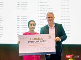 Bà Lương Thị Hương, Giám đốc Quỹ Trẻ em Việt Nam tiếp nhận số tiền gây quỹ từ Ban tổ chức giải đấu Hoiana Open Cup.
