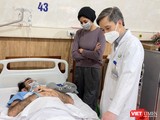 PGS.TS Nguyễn Mạnh Khánh thăm bệnh nhân sau ca phẫu thuật