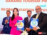 Bà Nguyễn Thị Hoài An - Giám đốc Trung tâm Xúc tiến Du lịch TP Đà Nẵng và đại diện Global Aviation Services Plt Ltd tại buổi ký kết dưới sự chứng kiến của Đại sứ Đặc mệnh toàn quyền của Việt Nam tại Ấn Độ