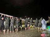 Lực lượng Công an Đà Nẵng xuyên đêm giúp dân đưa tàu thuyền lên bờ