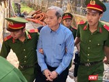 Ông Nguyễn Hữu Tín được dẫn giải rời tòa về trại giam sau khi bị tuyên phạt 7 năm tù giam. Ảnh:GVT.