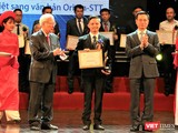 Đại diện VAIS, ông Nguyễn Quốc Trường, nhận giải thưởng Chuyển đổi Số 2019 cho ứng dụng chuyển đổi âm thanh thành văn bản