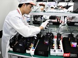 Công nhân tại nhà máy sản xuất điện thoại thông minh Vsmart đang kiểm tra sản phẩm trước khi đóng gói