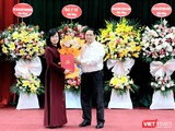 Thủ tướng Phạm Minh Chính trao Quyết định quyền Bộ trưởng Bộ Y tế cho bà Đào Hồng Lan.