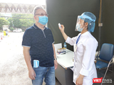 Nhân viên y tế đo nhiệt độ cho người dân trước khi vào Bệnh viện