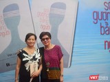 Nhà văn Dạ Ngân đến chúc mừng đạo diễn Việt Linh