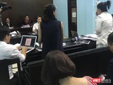 Đại diện Bệnh viện FV (áo đen) và bệnh nhân C (áo trắng) tranh luận căng thẳng tại phiên tòa.