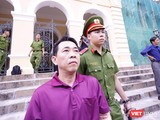 Bị cáo Nguyễn Minh Hùng – nguyên Chủ tịch HĐQT, TGĐ VN Pharma rời tòa sau phiên xử chiều 24/9