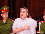 Bị cáo Nguyễn Văn Thông được đưa đi cấp cứu giữa phiên xử sáng 25/9 vì biểu hiện sức khỏe không tốt