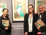 Nhà nghiên cứu Ngô Kim Khôi (bên phải) cạnh bức tranh lụa "Thiếu nữ cầm quạt" của họa sĩ Nam Sơn trưng bày tại Pháp