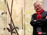 Nhà nghiên cứu mỹ thuật Ngô Kim Khôi bên bức tranh của họa sĩ Lê Văn Đệ vừa bán thành công với giá hơn 9,3 tỷ đồng
