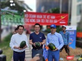 Nhiều doanh nghiệp và cá nhân tham gia hỗ trợ nông dân Gia Lai tiêu thụ 20 tấn dưa hấu trong chiều 11/2 (Ảnh: Hòa Bình)