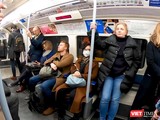 Dịch bệnh hoành hành dữ dội nhưng đeo khẩu trang trên tàu điện ngầm và nơi công cộng ở Anh vẫn bị kỳ thị. Nhân vật được phỏng vấn là người duy nhất đeo khẩu trang (Ảnh: NVCC)
