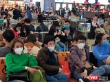 TP.HCM đã làm gì để chống ùn tắc hơn 1.000 người nhập cảnh tại sân bay khi triển khai lấy mẫu xét nghiệm tại chỗ (Ảnh: Hòa Bình)
