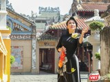 NSƯT Vân Khánh duyên dáng áo dài bên ngôi đền cổ xưa nhất Sài Gòn (Ảnh: Hứa Quý Long)