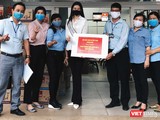 Hoa hậu Khánh Vân đội mưa tận tay gửi tặng 2 tấn gạo và 200 thùng mì cho người dân khó khăn (Ảnh: NVCC)