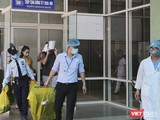 Ca bệnh số 22 người Anh sau 3 lần âm tính, tạm biệt bệnh viện Đà Nẵng, đến TP.HCM để quá cảnh đi Anh đã có kết quả dương tính trở lại (Ảnh: Hồ Xuân Mai)