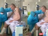 Những hình ảnh mới nhất cho thấy bệnh nhân 91 đã có thể ngồi dậy, đung đưa chân, bắt đầu tập ăn qua đường tiêu hóa (Ảnh cắt từ clip)