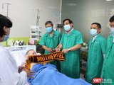Bệnh nhân 91 giao lưu với PGS Ts Lương Ngọc Khuê và nói "Cảm ơn" bằng tiếng Việt (Ảnh: BVCR)