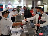 Kiểm dịch quốc tế cho người nhập cảnh tại sân bay Tân Sơn Nhất (Ảnh: M.T)