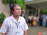 Bác sĩ Trương Hữu Khanh cảnh báo cha mẹ lưu ý biến chứng nguy hiểm của bệnh tay chân miệng (Ảnh: Hoà Bình)