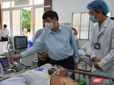 GS.TS Nguyễn Thanh Long - Bộ trưởng Bộ Y tế thăm bệnh nhân điều trị tại khu vực hồi sức thần kinh, Khoa đột quỵ, BVĐKTW Cần Thơ - Ảnh: BYT
