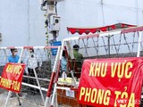 Lực lượng chức năng vừa phong tỏa khu Mả Lạng (phường Nguyễn Cư Trinh, quận 1, TP.HCM) vì một ca dương tính chưa rõ nguồn lây - Ảnh: TTBC
