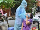 Sinh viên Đại học Kỹ thuật Y tế Hải Dương đang lấy mẫu test nhanh COVID - 19 tại chung cư Phạm Viết Chánh, phường 19, quận Bình Thạnh ngày 11/7