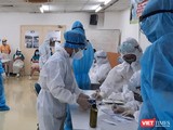 Nhân viên y tế lấy mẫu xét nghiệm giám sát tại Khu chế xuất Tân Thuận. Ảnh: Trung tâm Y tế Quận 7