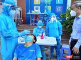 TS Nguyễn Hùng Long (phải) - Phó Cục trưởng Cục An toàn thực phẩm (Bộ Y tế) giám sát các sinh viên ĐH Y Dược Thái Bình lấy mẫu xét nghiệm (Ảnh: BYT)