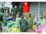 Bộ đội đi chợ hộ giúp người dân trong tâm dịch TP.HCM - Ảnh: Trần Thế Phong