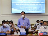 Chủ tịch UBND TP.HCM Phan Văn Mãi trao đổi về tình hình chống dịch. Ảnh: TTBC