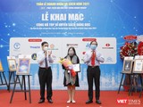 Ông Lê Viết Hải – Chủ tịch HĐQT Công ty CP Tập đoàn xây dựng Hoà Bình (bên trái) trao tặng thưởng vinh danh cuốn sách do doanh nhân viết có lượt bình chọn nhiều nhất cho tác giả Nguyễn Phi Vân. Ảnh: Hoà Bình